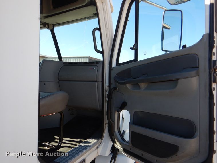 image for item DH5299 2005 Freightliner Columbia 120 semi truck