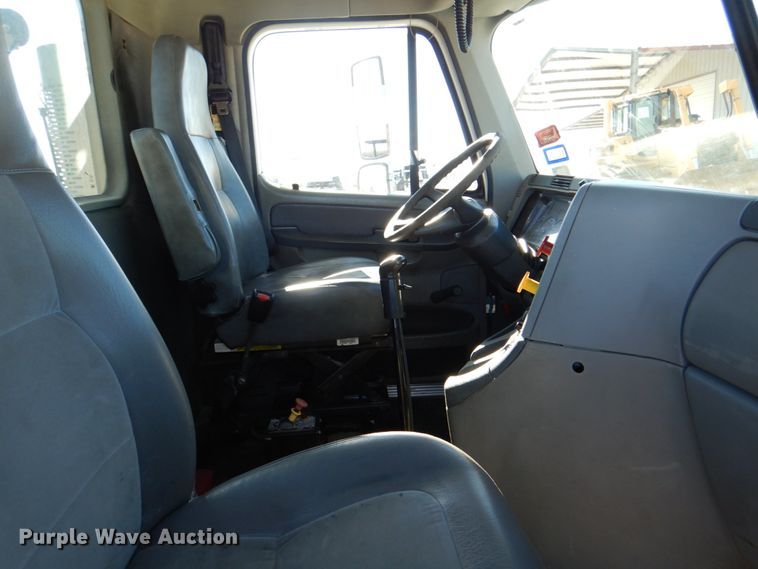 image for item DH5299 2005 Freightliner Columbia 120 semi truck