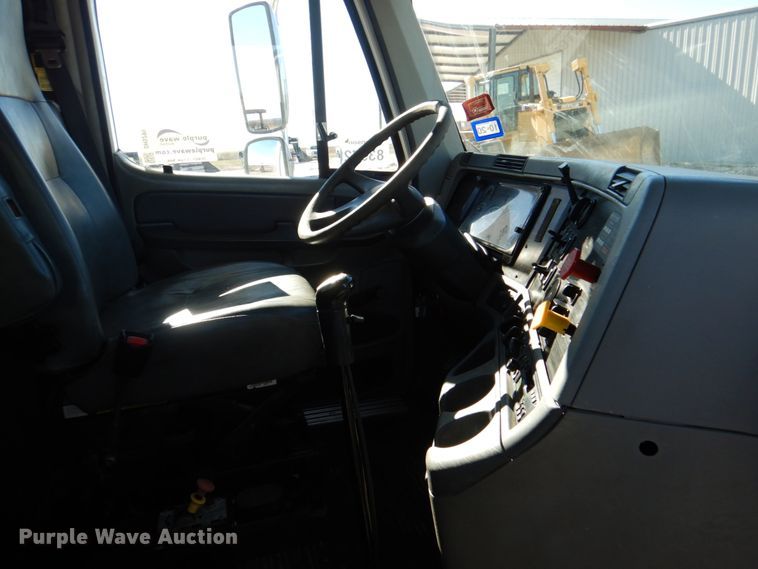 image for item DH5299 2005 Freightliner Columbia 120 semi truck