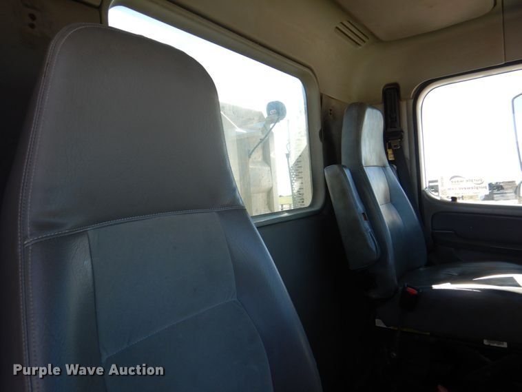 image for item DH5299 2005 Freightliner Columbia 120 semi truck