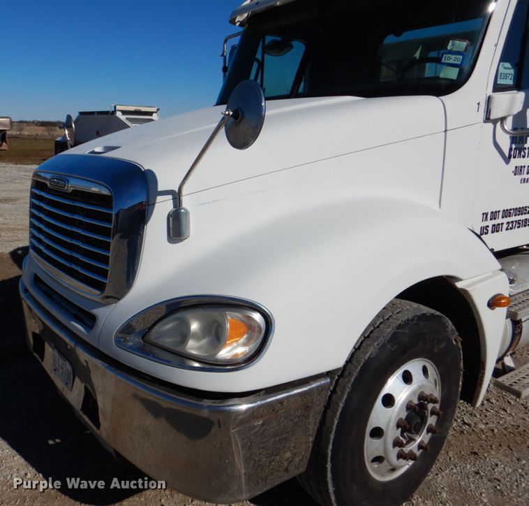 image for item DH5299 2005 Freightliner Columbia 120 semi truck