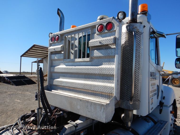 image for item DH5299 2005 Freightliner Columbia 120 semi truck