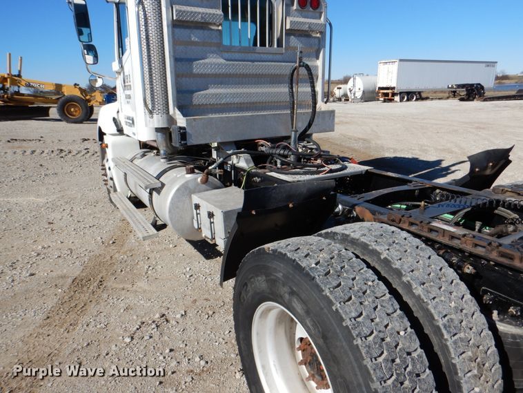 image for item DH5299 2005 Freightliner Columbia 120 semi truck