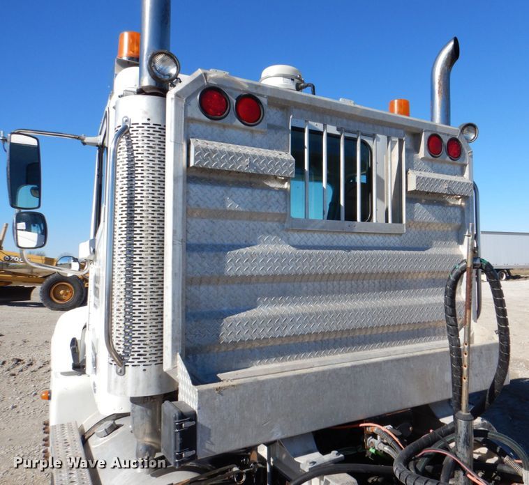 image for item DH5299 2005 Freightliner Columbia 120 semi truck