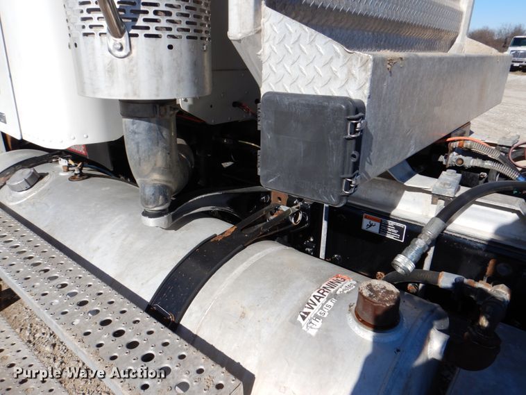 image for item DH5299 2005 Freightliner Columbia 120 semi truck