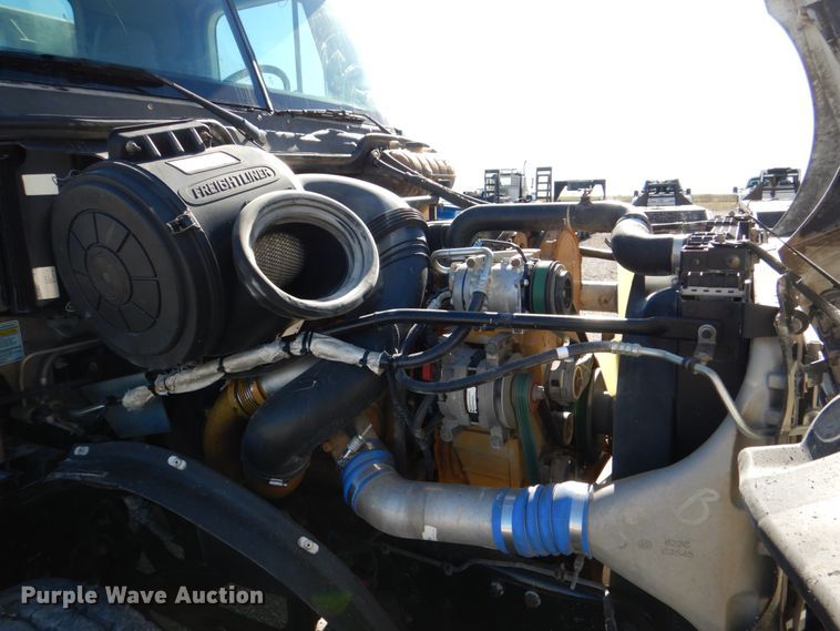 image for item DH5299 2005 Freightliner Columbia 120 semi truck