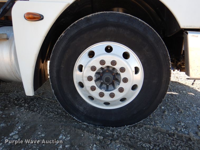 image for item DH5299 2005 Freightliner Columbia 120 semi truck