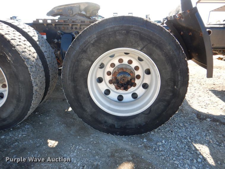 image for item DH5299 2005 Freightliner Columbia 120 semi truck