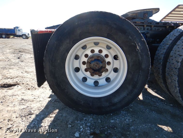 image for item DH5299 2005 Freightliner Columbia 120 semi truck