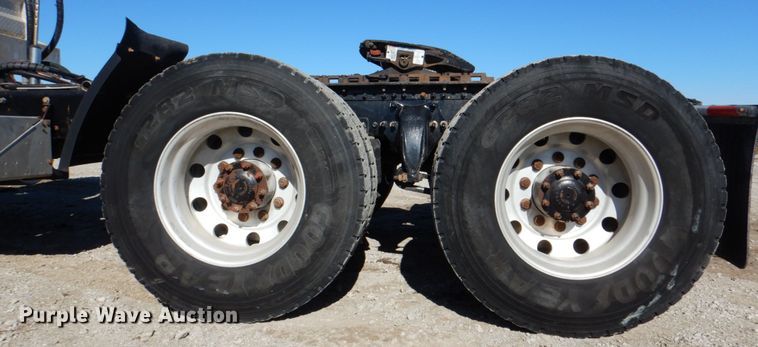 image for item DH5299 2005 Freightliner Columbia 120 semi truck