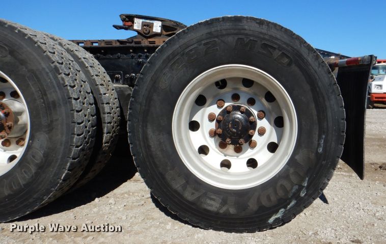 image for item DH5299 2005 Freightliner Columbia 120 semi truck