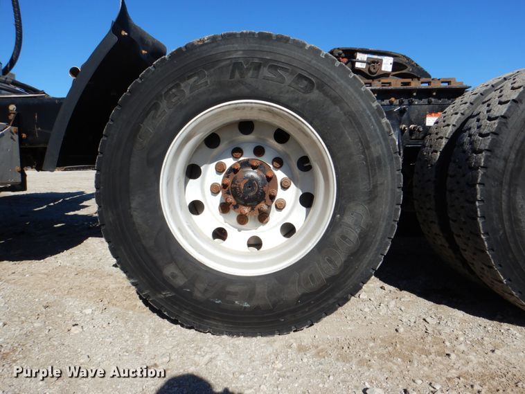 image for item DH5299 2005 Freightliner Columbia 120 semi truck