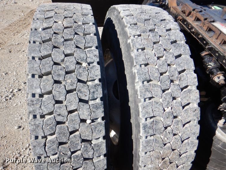 image for item DH5299 2005 Freightliner Columbia 120 semi truck