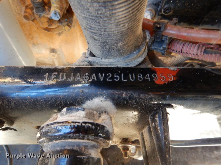 image for item DH5299 2005 Freightliner Columbia 120 semi truck