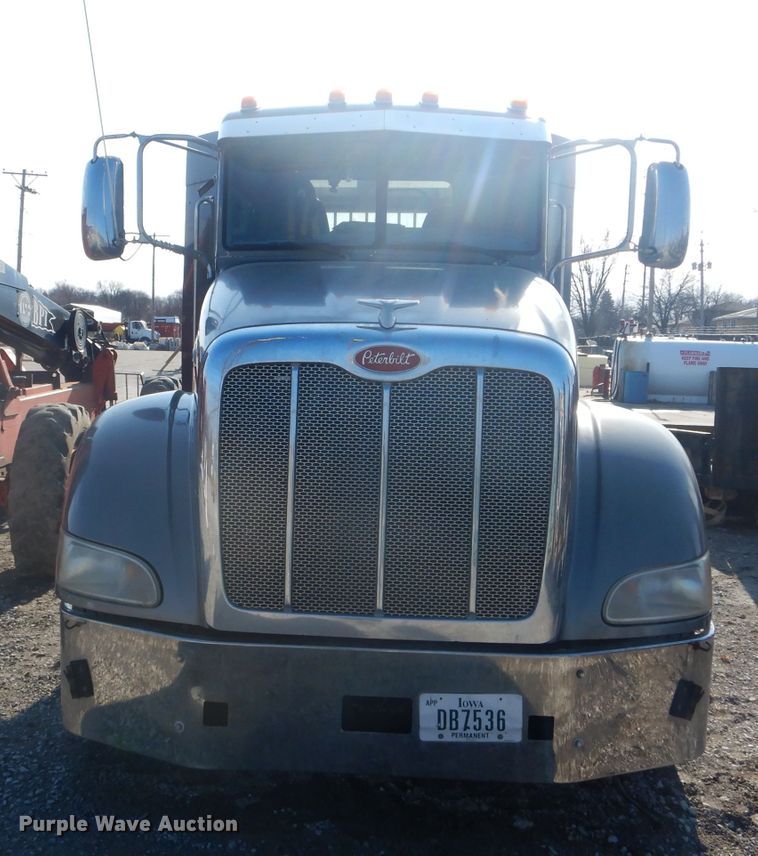 image for item DH6286 2011 Peterbilt 386 semi truck