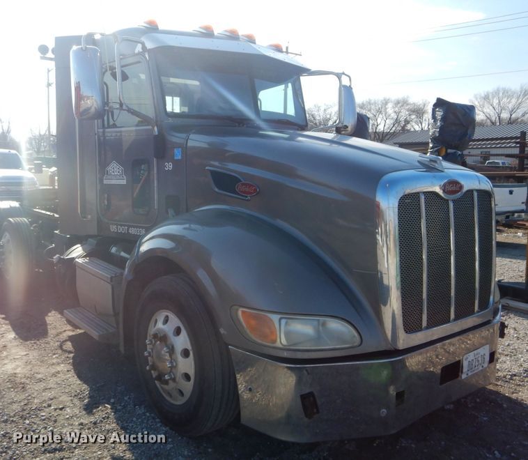 image for item DH6286 2011 Peterbilt 386 semi truck