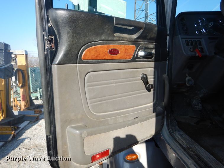 image for item DH6286 2011 Peterbilt 386 semi truck