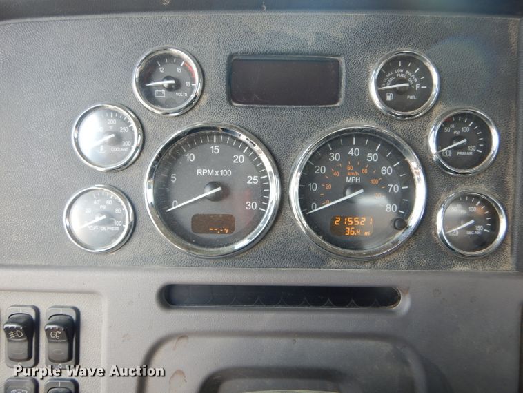 image for item DH6286 2011 Peterbilt 386 semi truck