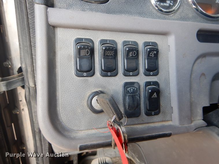 image for item DH6286 2011 Peterbilt 386 semi truck