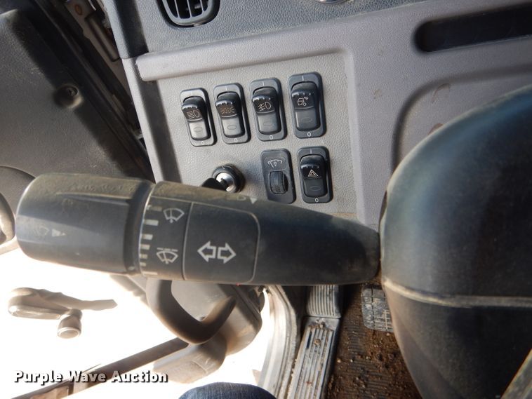 image for item DH6286 2011 Peterbilt 386 semi truck