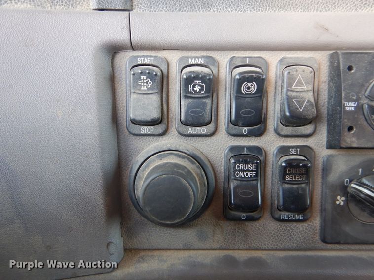 image for item DH6286 2011 Peterbilt 386 semi truck