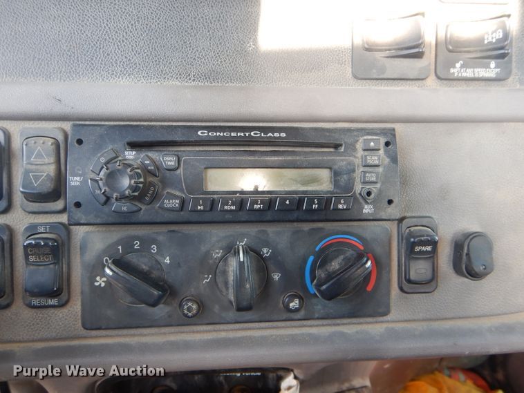 image for item DH6286 2011 Peterbilt 386 semi truck