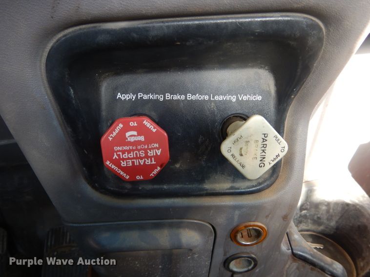 image for item DH6286 2011 Peterbilt 386 semi truck