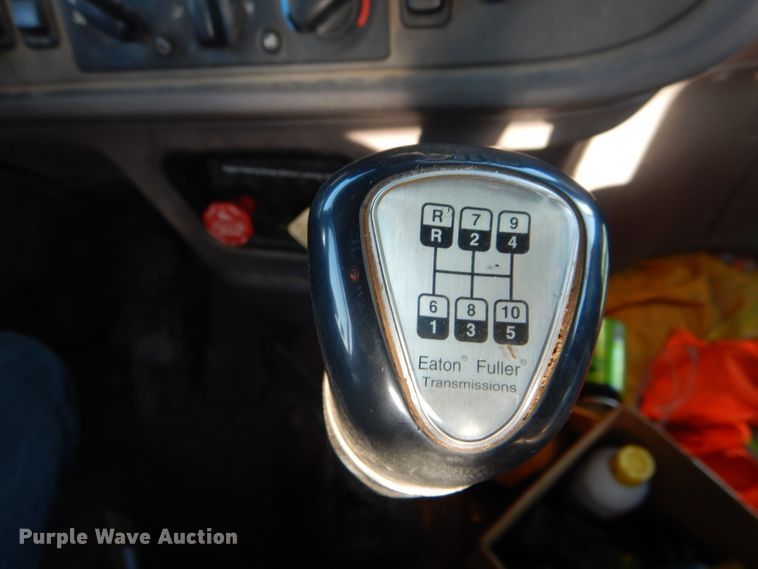 image for item DH6286 2011 Peterbilt 386 semi truck