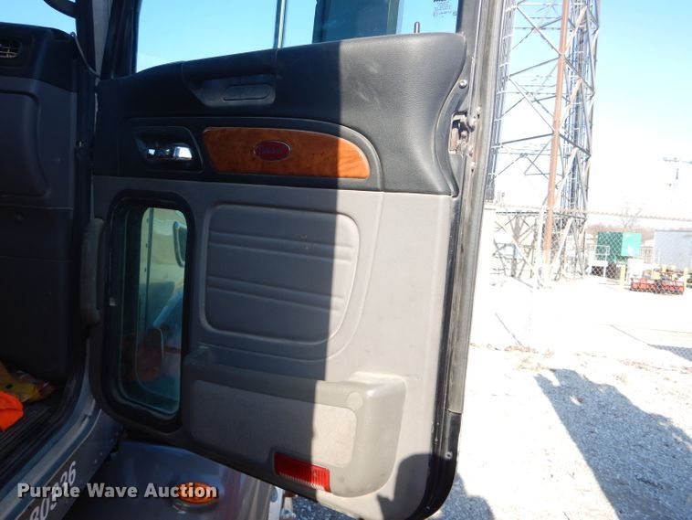 image for item DH6286 2011 Peterbilt 386 semi truck