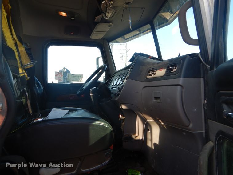 image for item DH6286 2011 Peterbilt 386 semi truck
