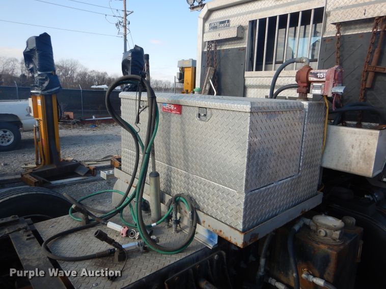 image for item DH6286 2011 Peterbilt 386 semi truck