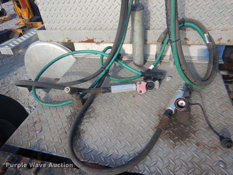 image for item DH6286 2011 Peterbilt 386 semi truck