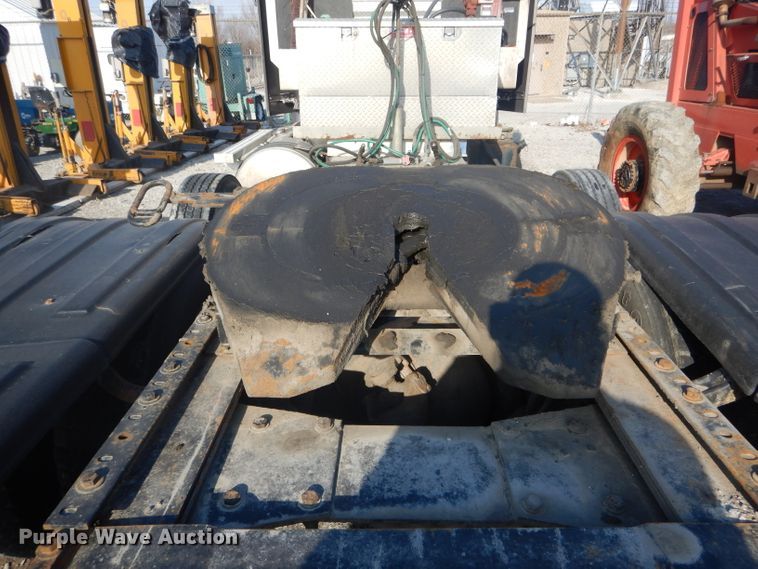 image for item DH6286 2011 Peterbilt 386 semi truck