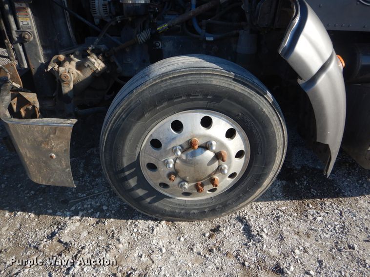image for item DH6286 2011 Peterbilt 386 semi truck