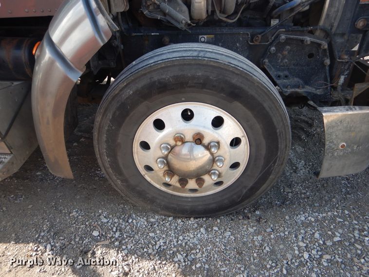 image for item DH6286 2011 Peterbilt 386 semi truck