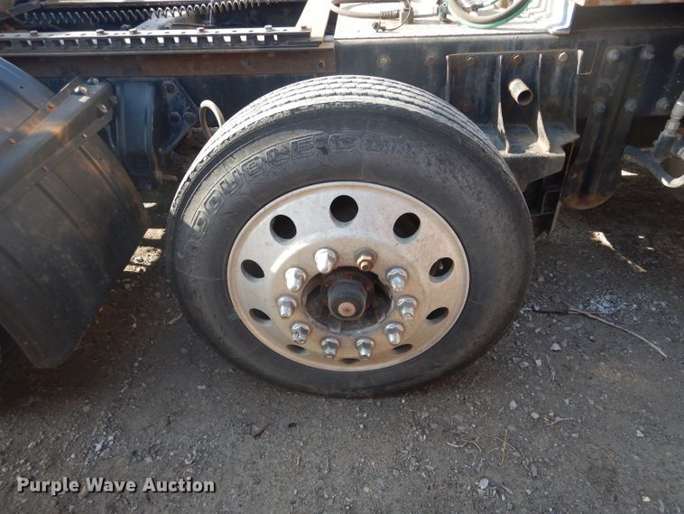 image for item DH6286 2011 Peterbilt 386 semi truck