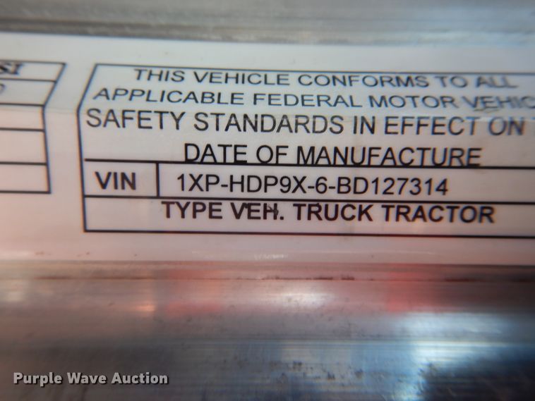 image for item DH6286 2011 Peterbilt 386 semi truck