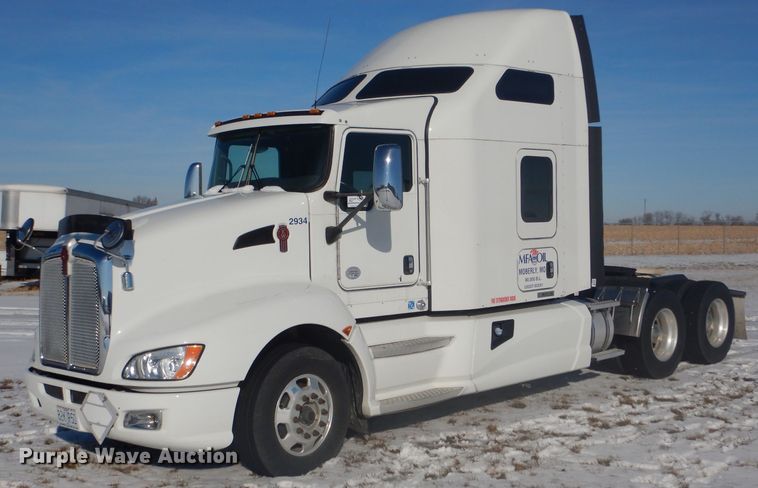 image for item DH6964 2015 Kenworth T660 semi truck