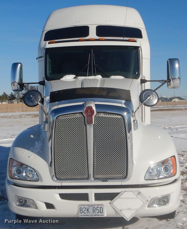image for item DH6964 2015 Kenworth T660 semi truck