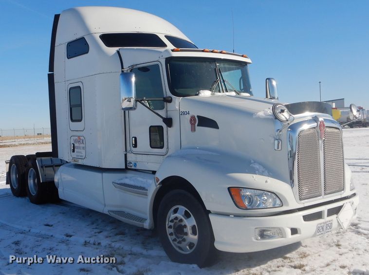 image for item DH6964 2015 Kenworth T660 semi truck