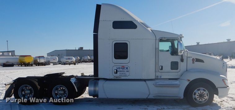 image for item DH6964 2015 Kenworth T660 semi truck