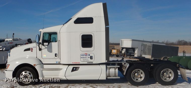 image for item DH6964 2015 Kenworth T660 semi truck