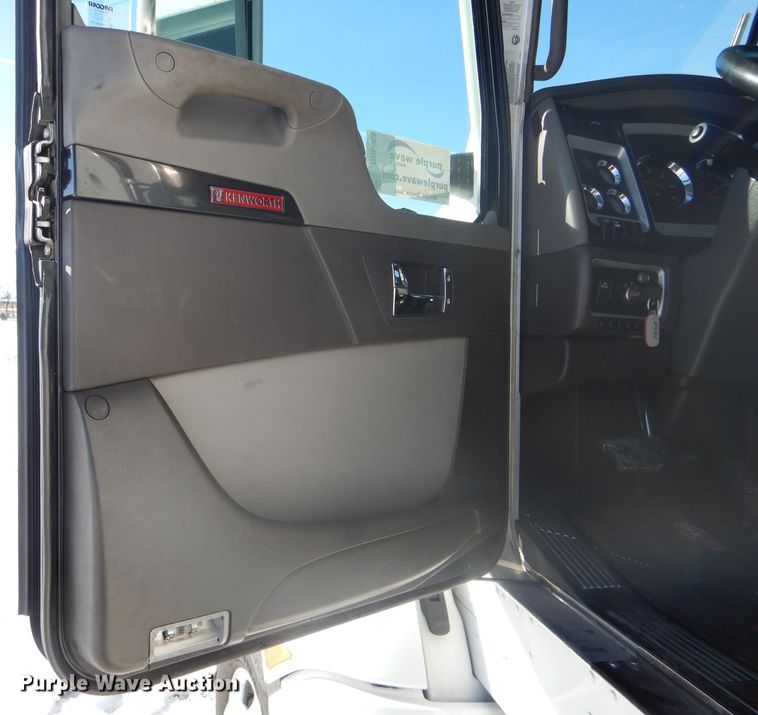 image for item DH6964 2015 Kenworth T660 semi truck