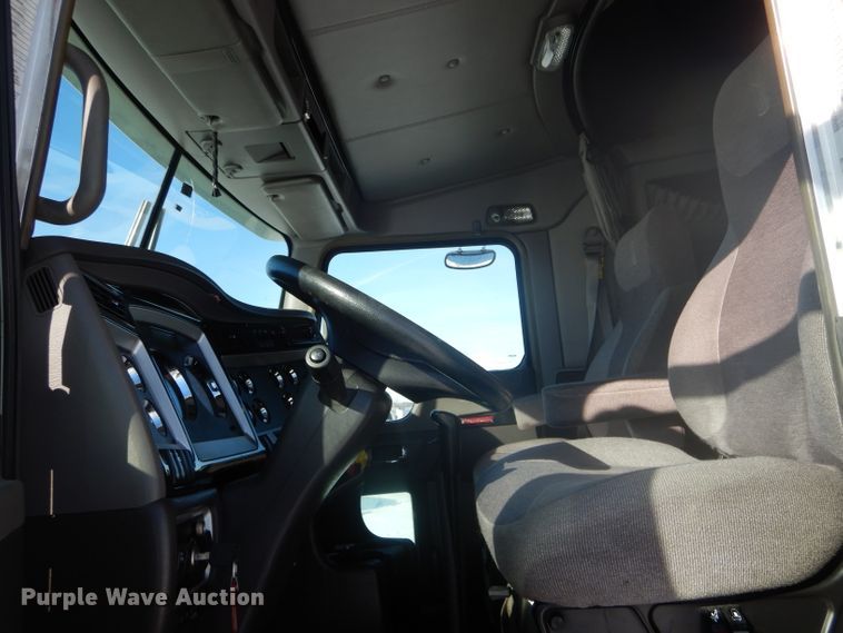 image for item DH6964 2015 Kenworth T660 semi truck