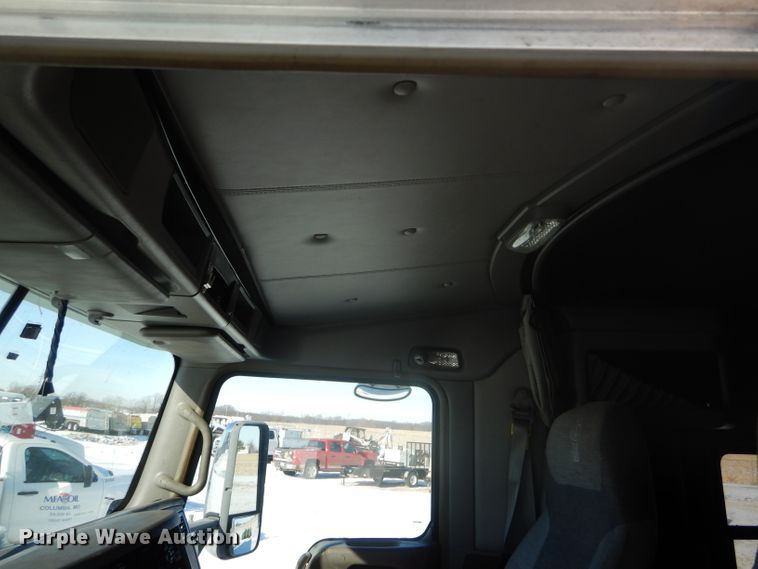 image for item DH6964 2015 Kenworth T660 semi truck