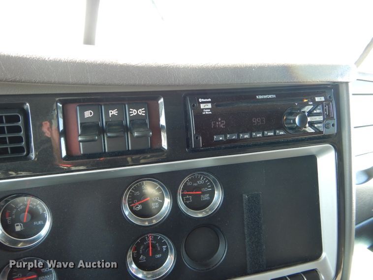 image for item DH6964 2015 Kenworth T660 semi truck