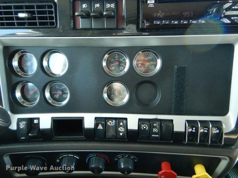 image for item DH6964 2015 Kenworth T660 semi truck