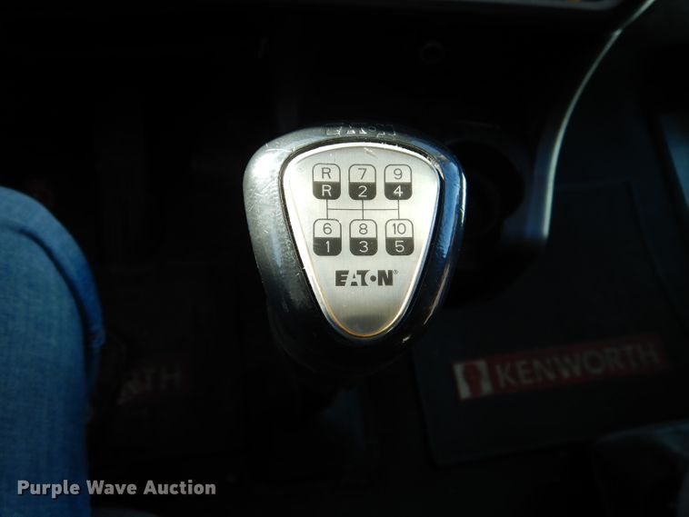 image for item DH6964 2015 Kenworth T660 semi truck