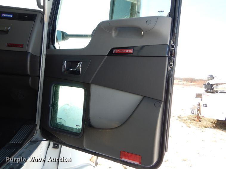 image for item DH6964 2015 Kenworth T660 semi truck