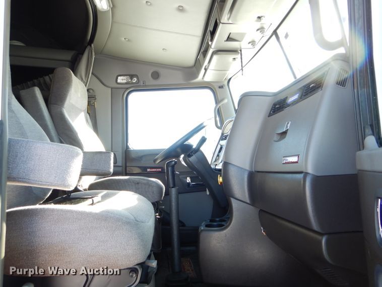 image for item DH6964 2015 Kenworth T660 semi truck